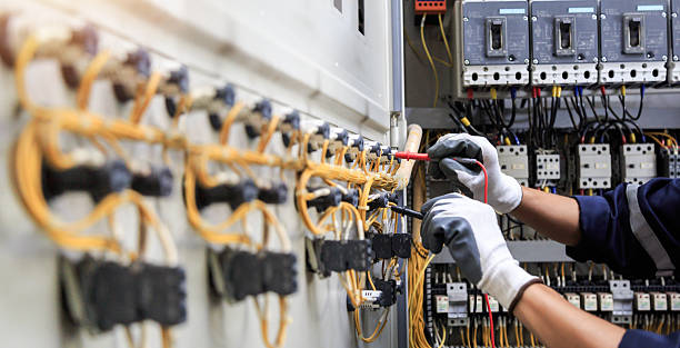 Professional Electrician technician working in Phelps County County, NE
